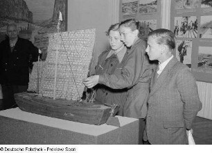 Besucher an einem Schiffsmodell in der China-Ausstellung im Grassimuseum