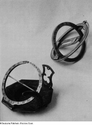 Achteckige Äqutorialreise-Sonnenuhr und Ringschnur-Uhr mit Meridian-und Äquatorialzifferring, Messing. Wohl Augsburger Werkstatt um 1750