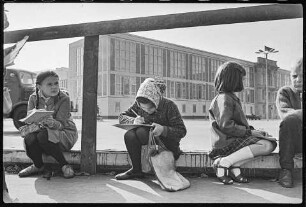 Drei Schülerinnen am Marx-Engels-Platz , 1965. SW-Foto © Kurt Schwarz.