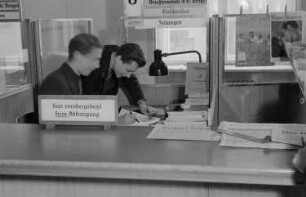 Jugendpostamt Berlin N24 : Porträt des Auszubildenden Lehmann mit Ausbilder