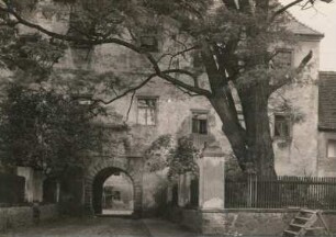 Noschkowitz (Kr. Döbeln). Wasserschloß. Eingangstor