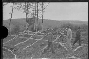 Aufbau eines Holzgerüsts beim Lohschälen