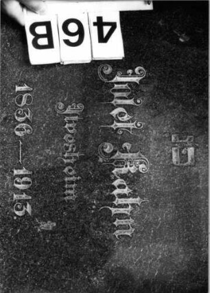 Grabstein 46 (Index: 99804546) Material: Granit Zustand: gut Maße HxBxT: 165x66x25 cm Beschreibung: Stele mit unregelmäßigem Rand, Sockel, Rundbogenabschluß Symbolik: segnende Hände Steinmetz: J. Baumann: Grabstein 46B