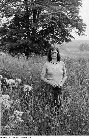 Die Schriftstellerin Elke Erb auf einer Wiese stehend, aufgenommen in Hochkirch-Wuischke