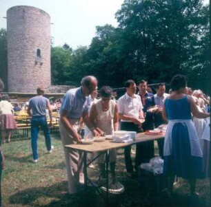 Suppenausgabe bei einem Stadtteilfest, das im Hof einer Burgruine stattfindet