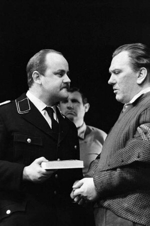 Szenenbilder aus "Die Illegalen", Drama von Günther Weisenborn. Kammerspiele (Deutsches Theater) Berlin, 20.04.1961