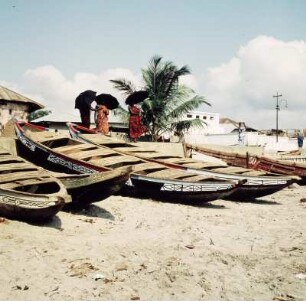 Winneba, Ghana. Boote am Strand
