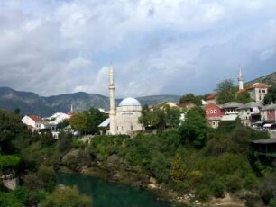 Mostar: Stadtansicht (Ausschnitt) mit Fluß Neretva im Vordergrund und Karadozbeg-Moschee