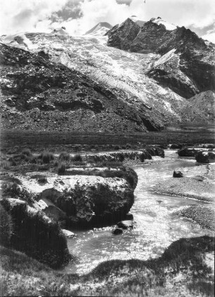 Das San Francisco-Tal : Blick in das San Francisco-Tal in Bolivien. Im Bildvordergrund fließt ein Gebirgsfluss. Im Hintergrund schiebt sich ein Gletscher den Berg hinab.