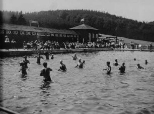 Bermsgrüner Sportler im Arbeiter-Freibad Bockau während eines Sportfestes : Bermsgrüner Sportler im Arbeiter-Freibad Bockau während eines Sportfestes