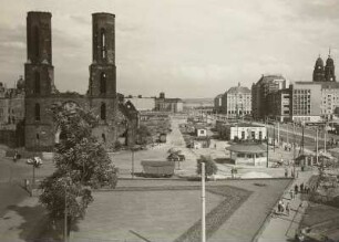 Dresden, Blick auf die Ruine der Sophienkirche und den Postplatz : Blick vom ehemaligen Hotel "Weber" über den Postplatz in die Ernst-Thälmann-Straße (Wilsdruffer Straße) nach Südosten, Zustandsaufnahme 1957