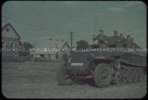 Deutsche Soldaten auf einem Schützenpanzerwagen