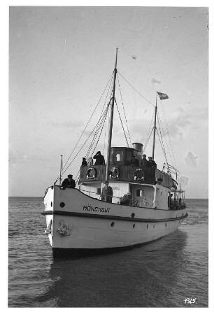 Rügen/ Deutschland: Rügendampfer Mönchgut mit Passagieren an Deck
