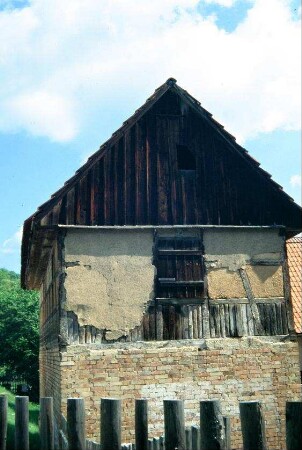 Stallgiebel; OG Fachwerk mit Ausklotzung