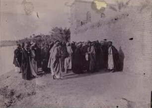 Männer in Babylon : Männer vor einem Gebäude in der Nähe der Ausgrabungsstelle in Babylon. Im Hintergrund der Euphrat.