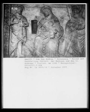 Relief mit Darstellung Christi, der Madonna und des hl. Andreas