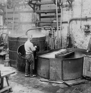 Spülen der gefärbten Garne : Technikgeschichte | Technologie | Fasern, Gespinste und Gewebe | Wollgarn-Färberei | Michaelis