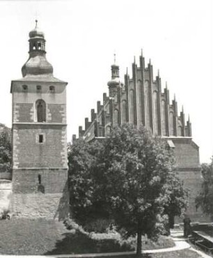 Biecz. Fronleichnamskirche (1401/1600). Glockenturm und Schiff von Westen