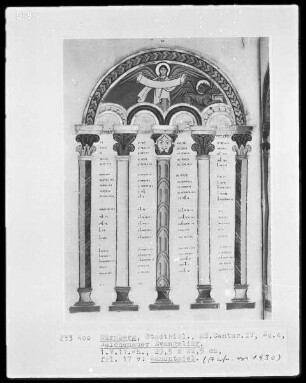 Reichenauer Evangeliar — Kanontafel mit einer Miniatur im Bogen, Folio 17verso