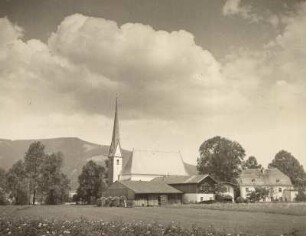 Kirchdorf Niederachen, einem Ortsteil von Inzell (Oberbayern). Ansicht des Ortsteiles mit kathol. Filialkirche Mariä Himmelfahrt