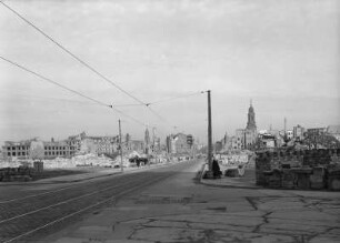 Prager Straße : Dresden, Prager Straße von der Sidonienstraße aus gesehen, Blick in Richtung Altmarkt mit Turm der Kreuzkirche