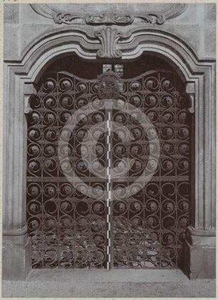 Ziergitter am Portal der Grabkapelle Tralleś auf dem Gnadenfriedhof Hirschberg