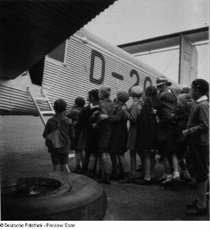 Berlin-Tempelhof, Ihr erster Flug (Kinder + Junkers G 38)