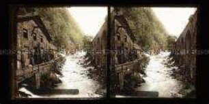 Gebäude und Brücke am Fluss Romanche