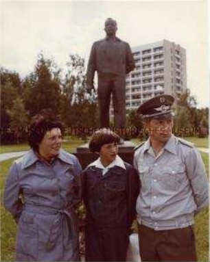 Sigmund Jähn mit Frau und Tochter vor dem Gagarin-Denkmal im "Sternenstädtchen"