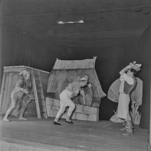 Szenenfotos "Pumphut", staatliches Ensemble für sorbische Volkskunst : Szenenfoto aus dem Ballett "Die Abenteuer des Pumpot". Darbietung des Staatlichen Ensembles für sorbische Volkskultur