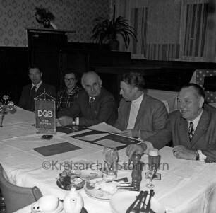 Deutscher Gewerkschaftsbund (DGB): Kreisverband Stormarn: Kreiskonferenz mit Karl Gerlach, stellvertetender Kreisvorsitzender, Hermann Bössow, geschäftsführender Kreisvorsitzender, Jan Sierks, Vorsitzender DGB Landesbezirks Nordmark und Heinz Benning, zweiter stellvertretender Kreisvorsitzender