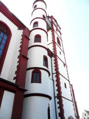 Stadtkirche-Kirchturm und runder Treppenturm mit Verbindungssteeg zur Glockenstube von Nordosten über Kirchhof