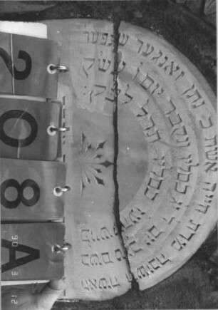 Grabstein 208 (Index: 99786008) Zustand: Inschrifttafel: Riss, Giebelaufsatz: abgebrochen, Rückseite: Bruchstelle zementiert Maße HxBxT: 192x64x21 cm Besonderheit: kulturhistorisch wertvoll / künstl.-formale Gründe (Inschrift): Grabstein 208A