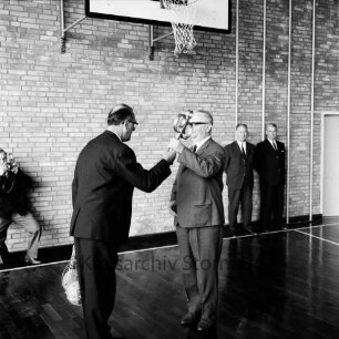 Am Exerzierplatz: Mittelschule (Gemeinschaftsschule) Harksheide: Einweihung der Turnhalle: Bürgermeister Carl Lange überreicht an Rektor Wilhelm Grande 3 Bälle und ein symbolischen goldenen Schlüssel überreicht