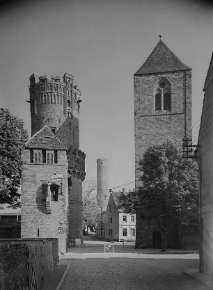Tangermünde. Blick zur Nikolaikirche, Neustädter Tor und Schrotturm