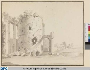 Bewachsene Ruine eines runden Turms mit seitlichen Säulen