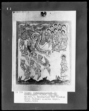 Apokalypse des Johannes (Die sog. Trierer Apokalypse) — Kampf Michaels und seiner Engel mit dem Drachen, Folio 38recto