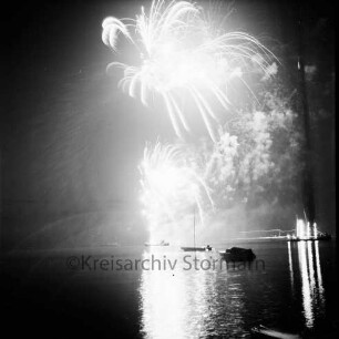 Karpfenfest: Neuhöfer Teich: Nachtaufnahme: Feuerwerk: Boote, 10. Oktober 1965