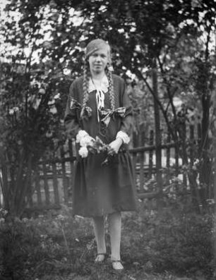 Mittelsachsen, Frauenportrait : Mittelsachsen. Junge Frau im Garten stehend