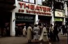 Berlin: Kurfürstendamm; Szenen; vor dem Theater
