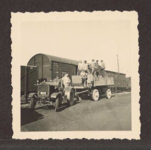 Metallsammlung, Verladung in Güterwaggons. Detmold, Bahnhof