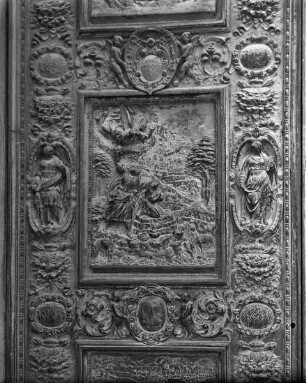 Tür im linken Portal der Hauptfassade