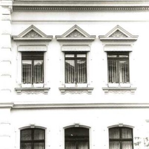 Cottbus. Wohnhaus (Sparkasse), Bahnhofstraße 20. 1896. OG-Fenster