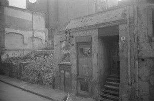 Hausruine mit Gedenktafel für den Schriftsteller Wilhelm Raabe in der Spreestraße 11 : Vorderansicht der Hausruine