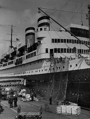 Cuxhaven. Das am 12.03.1927 in Dienst gestellte Passagierschiff "New York" der Hapag liegt am Passagierkai des Hafens. Fracht wird mit bordeigenen Mitteln an Bord genommen