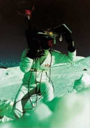 Verkleidete Space-Figur im Schnee (Altersgruppe 18-21)
