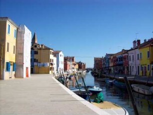 Burano: Impression Burano, Kanal mit bunten Hausfassaden