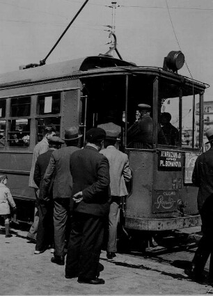 Barcelona. An einer Straßenbahnhaltestelle. Fahrgäste steigen in die Straßenbahn