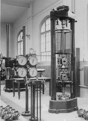 Abspannisolator in der Zerreißmaschine (Hermsdorf-Schomburg-Isolatoren GmbH) : Technikgeschichte | Stoffkunde und Materialprüfung | Materialprüfung | Isolatoren-Prüfung