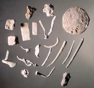 21 Fragmente von Nägeln, Ketten, Fingerringen, Gußfehlerflicken von Bronzestatuen usw. in einer Tüte